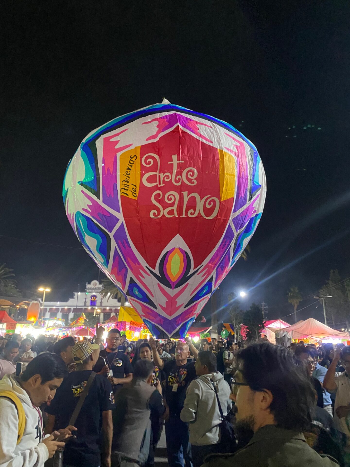 Elevación de globos durante la Feria Internacional de la Pirotecnia del 2024.